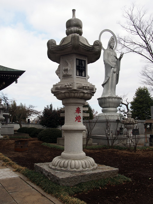 境内の石燈籠と観音像